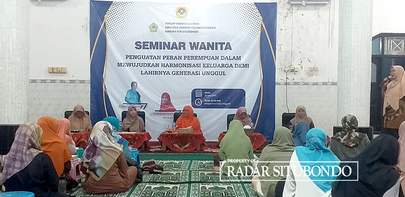 EDUKASI: Perwakilan LDII Jawa Timur, Sovia Sahid, M.Psi (dua kanan) memberikan materi penguatan peran perempuan di Masjid Nurul Haq Patokan, Situbondo, Senin malam (20/5).