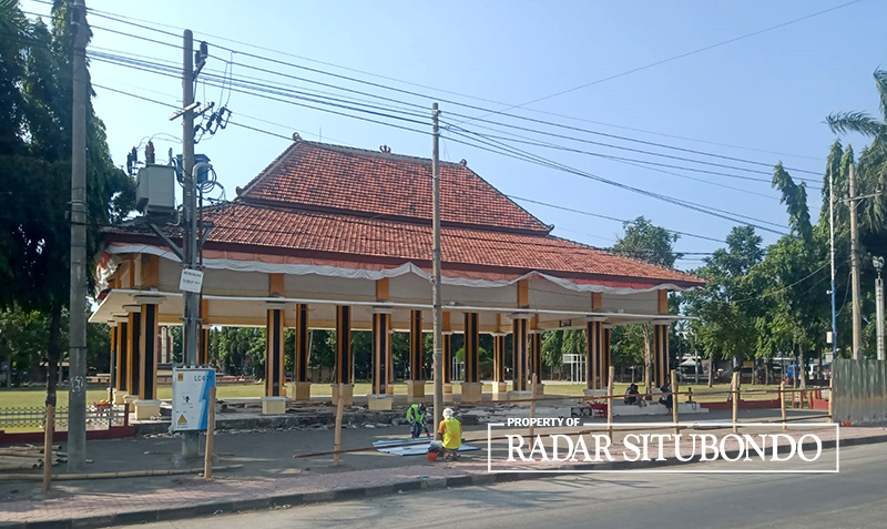 RENOVASI: Bangunan lantai paseban Alun-Alun Besuki dibongkar, Selasa (21/5).