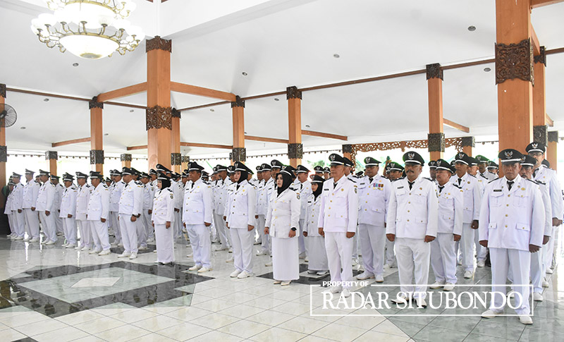 NAMBAH MASA JABATAN: Bupati Situbondo, Drs. Karna Suswandi menyerahkan berkas SK perpanjangan kades di Pendopo Aryo Situbondo, Kamis (23/5).