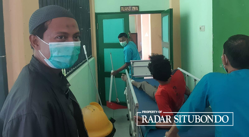 HILANGKAN DUA NYAWA: Sunaryo, 31, warga Dusun Kaliurang, Desa Kalisari, Kecamatan Banyuglugur, Situbondo, menjalani perawatan di rumah sakit jiwa Bondowoso, Kamis (23/5).
