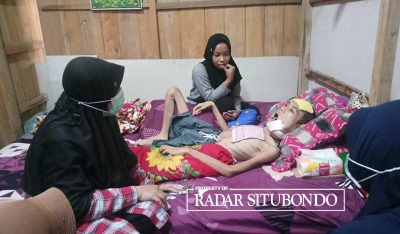 TAK BERDAYA: Muhammad Isnaini, 24, asal Desa Balung, Kecamatan Kendit, mendapat kunjungan dari tim medis Puskesmas Kendit dan Camat Kendit, Jumat (24/5).