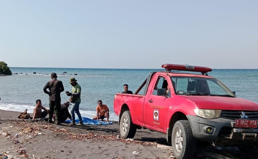 Petugas TN Baluran mengevakuasi jenazah Syaiful Ahmad Hodari, 35, warga Ranurejo, Desa Sumberanyar, Kecamatan Banyuputih, di pinggir Pantai Bilik Situbondo, Minggu (26/5).