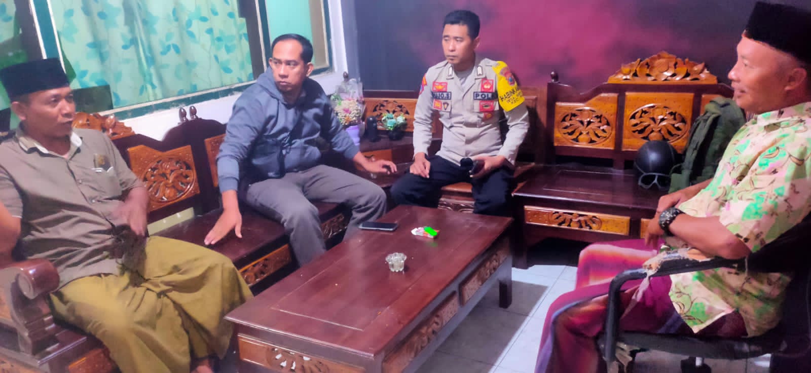 Pihak kepolisian saat meminta keterangan dari keluarga korban. (Khoirul Rizal/RadarSitubondo.id)
