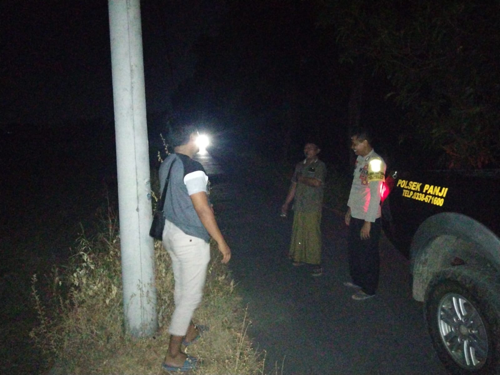 Polisi saat berpatroli di lokasi kejadian. (Khoirul Rizal/RadarSitubondo.id)