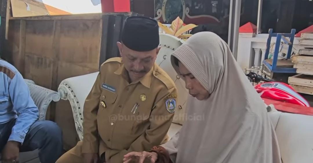 Bupati Situbondo saat mengunjungi korban pengeroyokan. (ig @bungkarna.official)