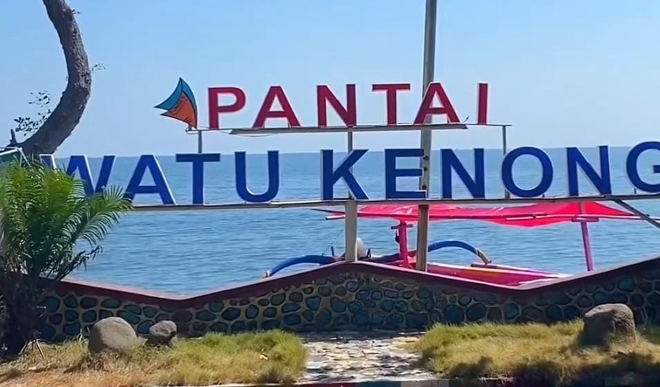 Pantai Watu Kenong Situbondo. (Khoirul Rizal/RadarSitubondo.id)