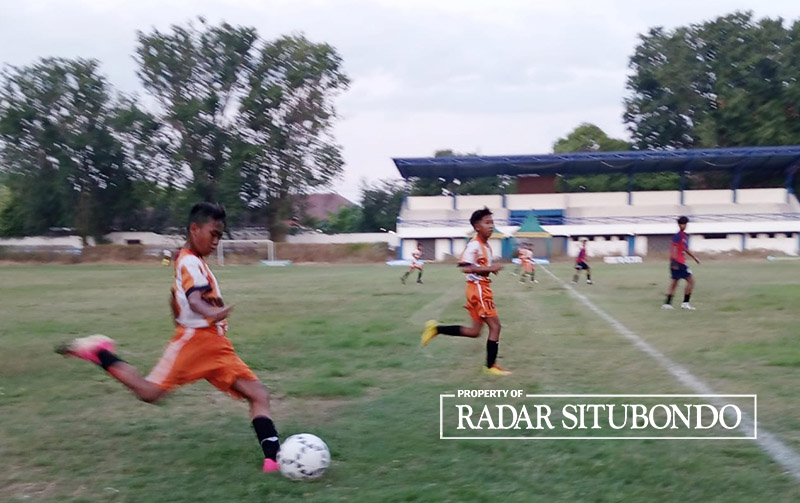BERTANDING: Pemain U-13 Bupati Cup berebut bola di Stadion Gelora Mohammad Saleh, belum lama ini.