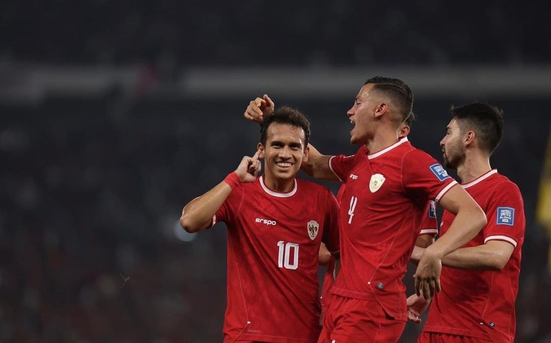 Jay Idzes bersama Egi Maulana Vikri saat laga kontra Vietnam. (ig @jayidzes)