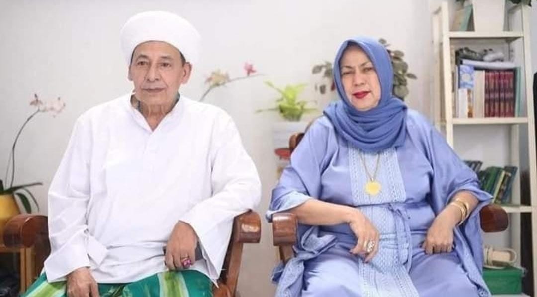 Habib Luthfi bin Yahya bersama istri, Syarifah Salma. (ig @santrimilenialid)