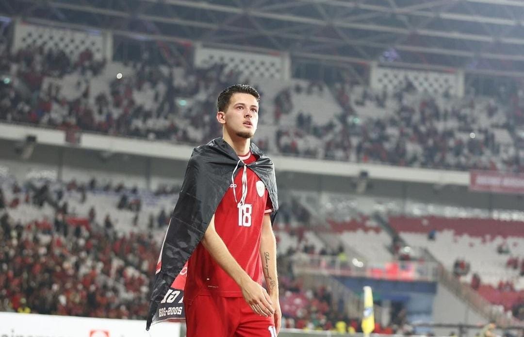 Justin Hubner saat menyapa suporter di Gelora Bung Karno. (ig @justinhubner5)