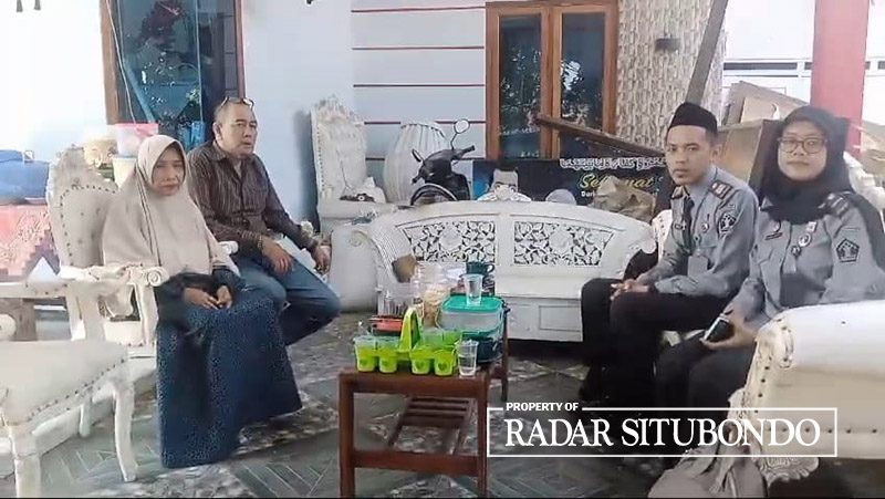 Petugas Bapas mendatangi rumah Muhammad Fahri Gufron, warga Desa Lubawang, Kecamatan Banyuglugur, Situbondo, Kamis (30/5).