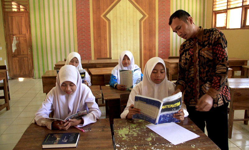 PENDIDIKAN FORMAL: Seorang guru sedang mengajar di ruang kelas SDN 3 Mlandingan, Desa Campoan, Kecamatan Mlandingan, belum lama ini.