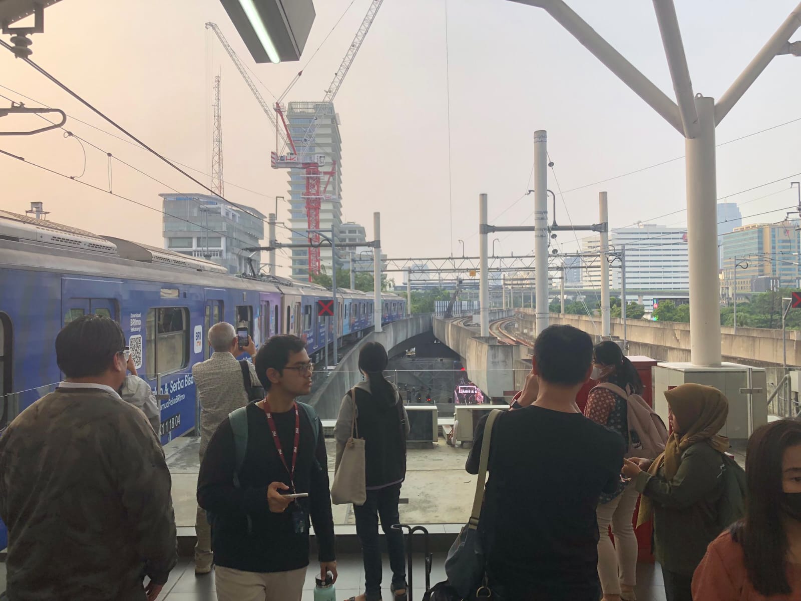 Penumpang berkumpul di Stasiun MRT Jakarta Blok M sesaat setelah dievakuasi karena adanya besi proyek Gedung Kejaksaan Agung RI yang jatuh.