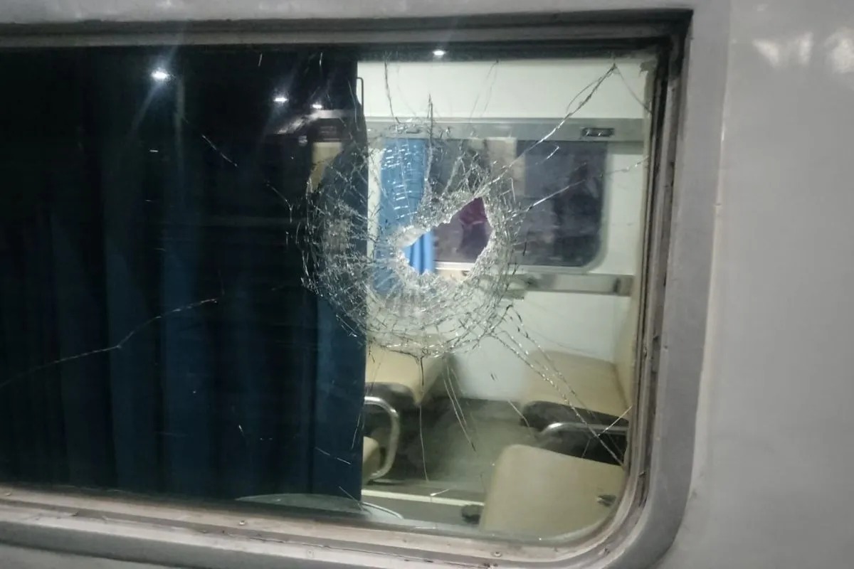 Kerusakan kaca Kereta Api Pasundan akibat dilempar batu oleh sekelompok orang di Kota Surabaya, Jawa Timur, Kamis (30/5).