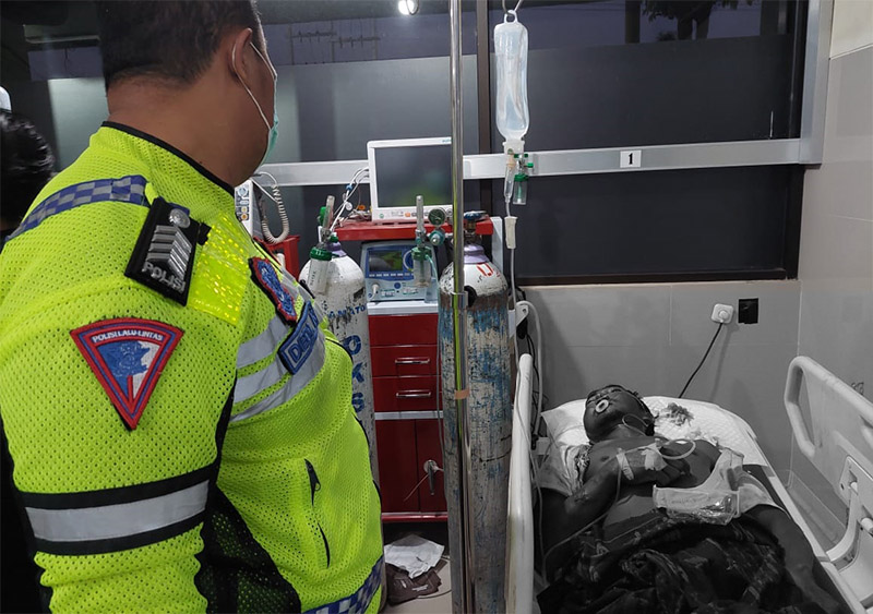 Humaidi/Radar Situbondo  Polisi menjaga ruang perawatan korban kecelakaan yang dirawat di di RSUD Besuki, Situbondo.