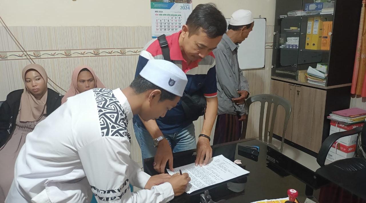 TERBUKTI: Pengurus Pondok Pesantren Nurul Huda, Desa Peleyan, Kecamatan Kapongan, menandatangani surat pernyataan damai di Balai Desa Kandang, Kecamatan Kapongan, Kamis malam (30/5)