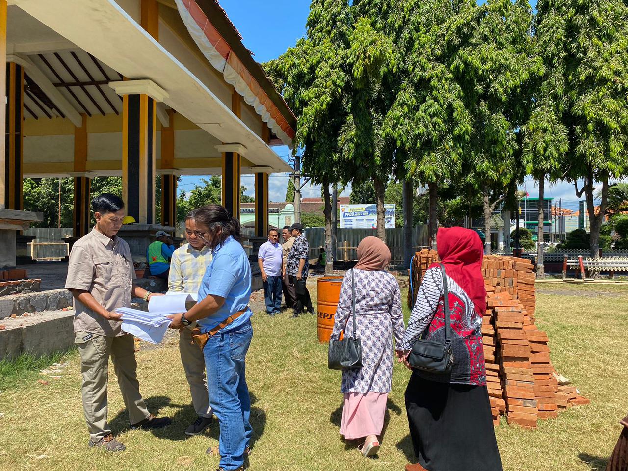 PROGRES: Anggota Komisi III DPRD Situbondo melakukan sidak terhadap proyek renovasi Alun-Alun Besuki, Kamis (30/5/24).