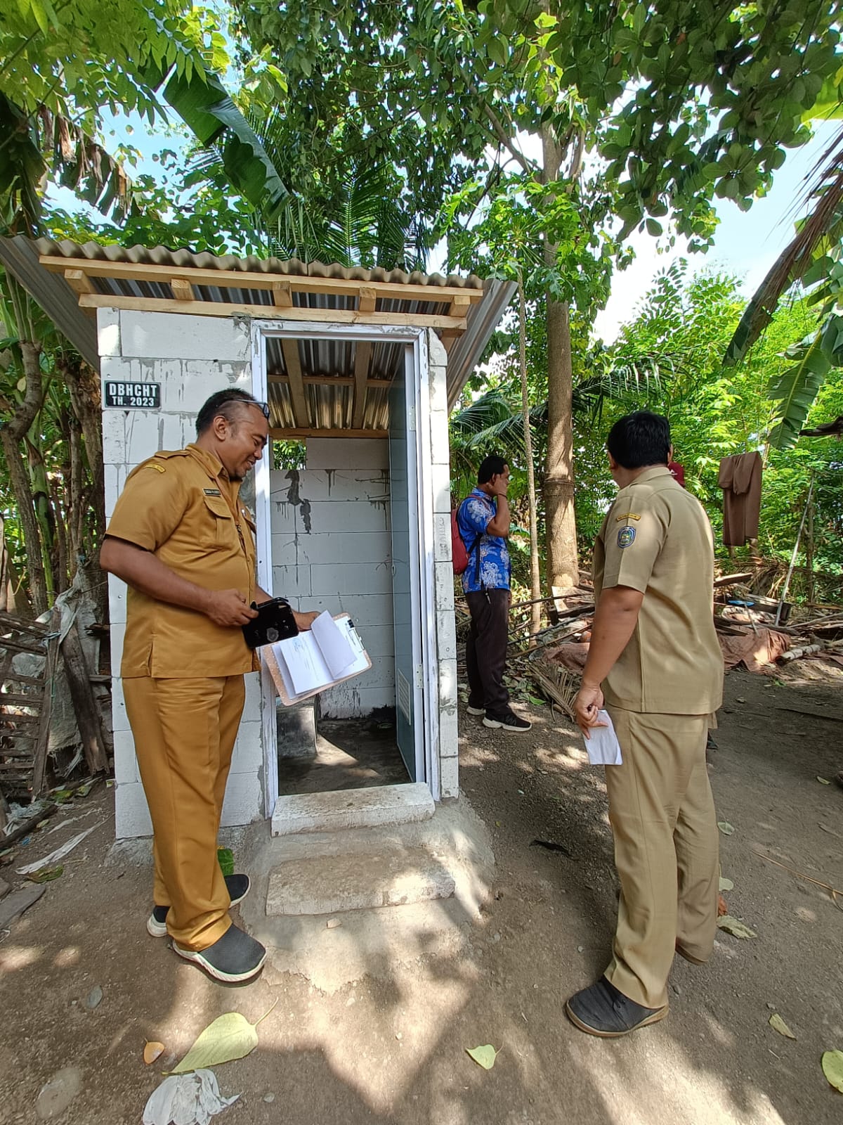 PROGRES: Petugas mengecek hasil pembangunan jamban di Desa Selowogo, Kecamatan Bungatan, Situbondo, beberapa waktu lalu.
