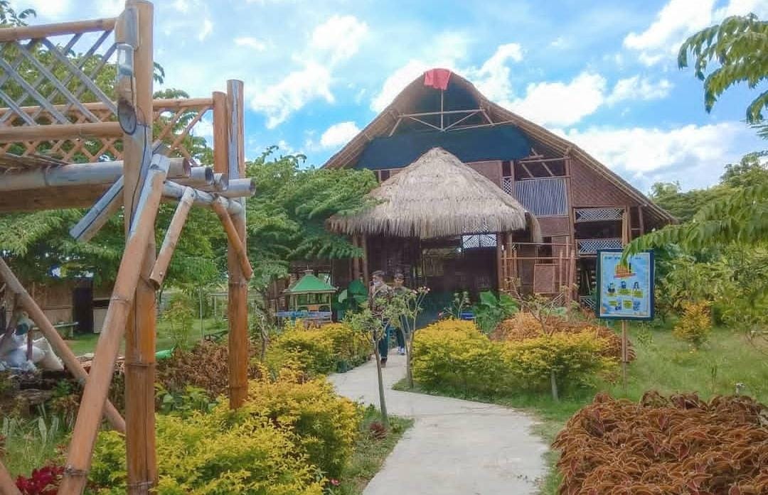 Wisata kebun KK 26 atau Karang Kenek, Olean, Panarukan, Situbondo. (Khoirul Rizal/RadarSitubondo.id)