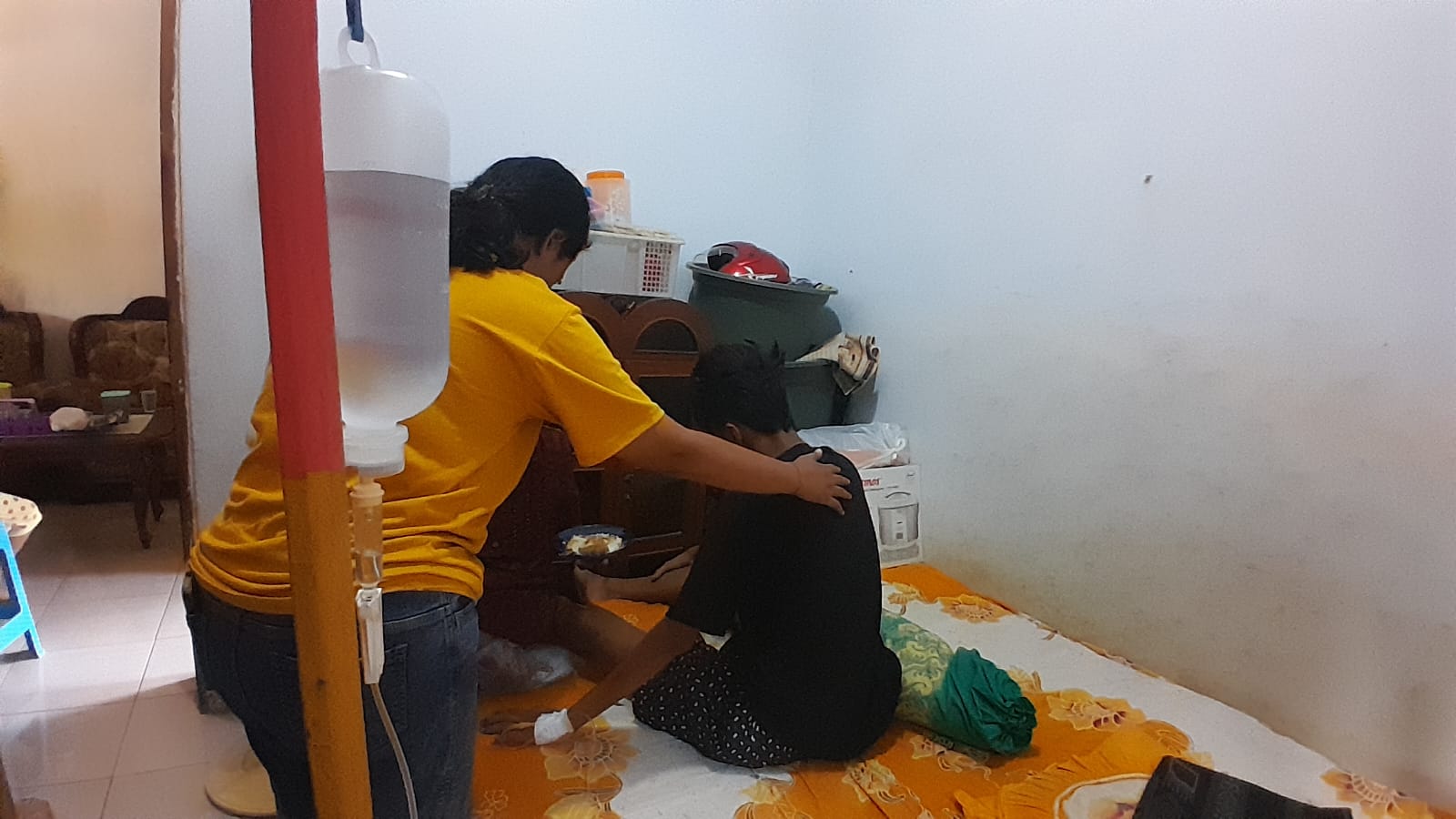 KORBAN PENGEROYOKAN: RK, 15, warga Kelurahan Dawuhan, Kecamatan/Kota Situbondo, menjalani perawatan medis di rumah, Senin (3/6).