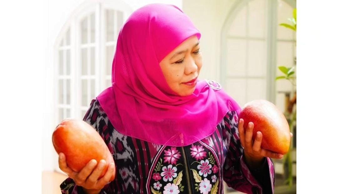 Khofifah saat memperkenalkan mangga garifta. (ig @khofifahip)