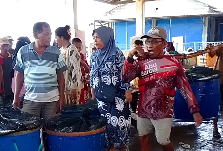 MELIMPAH: Para nelayan menggotong ikan menggunakan bambu yang berhasil ditangkap, di Dusun Mimbo, Desa Sumberanyar, Kecamatan Banyuputih, Selasa (4/6).