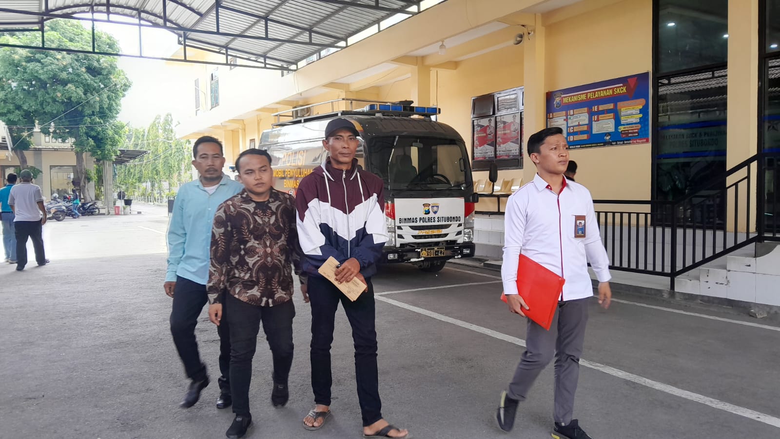CARI KEADILAN: Ali Rahman, 37, (dua dari kanan) warga Desa Sopet, Kecamatan Jangkar didampingi dua kuasa hukum Mahasura Law office di halaman Mapolres Situbondo, Selasa (4/6).