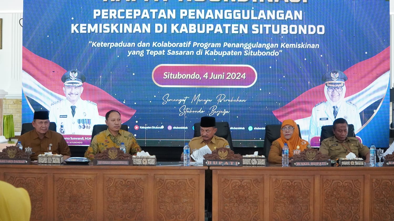 Bupati Karna Suswandi bersama Anggota Deputi Penanganan Kemiskinan Kemenko PMK, Katiman Kartowinomo (kiri) rapat di Pendapa Aryo Situbondo, Selasa (4/6).