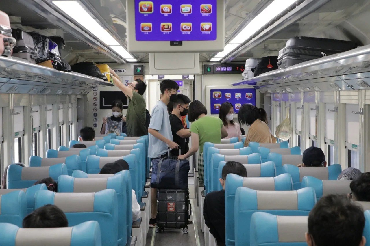 Masyarakat memanfaatkan libur Idul Adha dengan bepergian menggunakan kereta api.