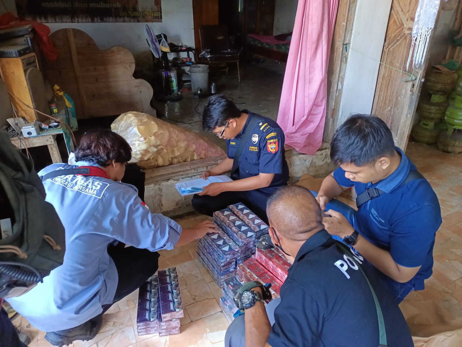 DISITA: Petugas gabungan mengamankan rokok ilegal di rumah warga Desa Wringinanom, Kecamatan Panarukan, Situbondo, belum lama ini.