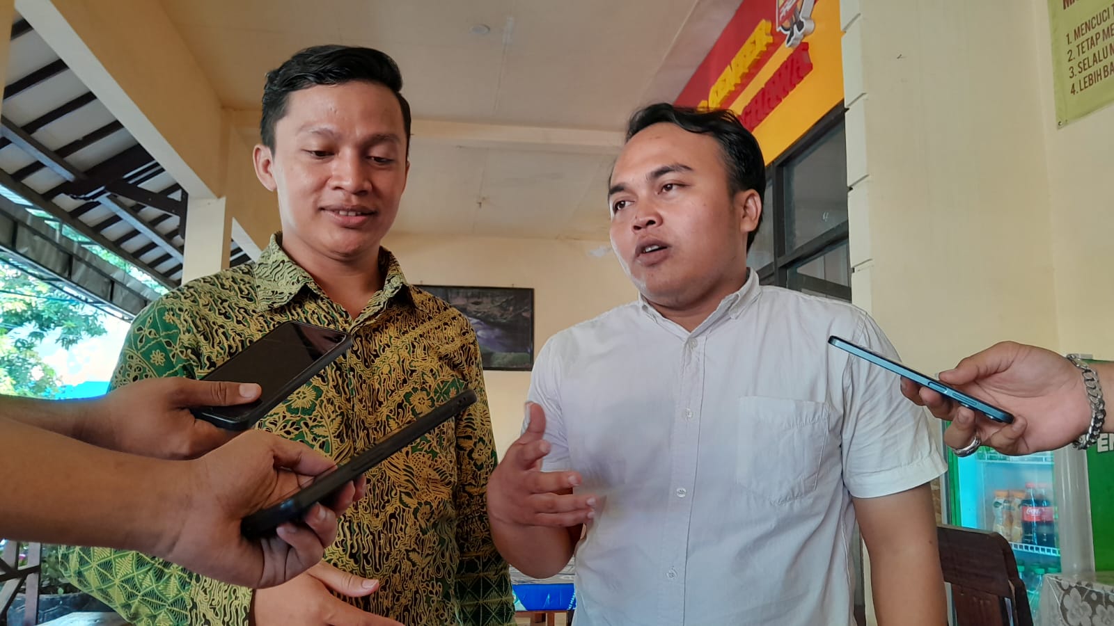 KASUS PERZINAHAN: Dua Kuasa hukum Ali Rahman, 37, warga Desa Sopet, Kecamatan Jangkar, saat ditemui sejumlah jurnalis di Mapolres Situbondo, Rabu (5/6).