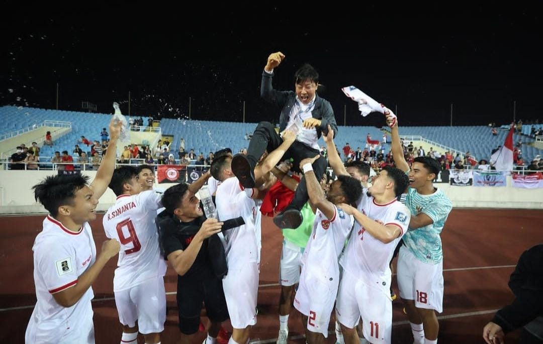 Shin Tae-yong saat diarak pemain. (ig @witansulaiman_)