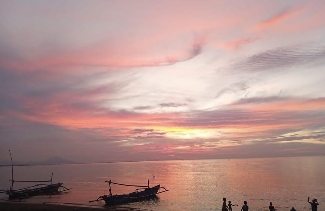 Pantai Banongan Wringin Anom, Asembagus, Situbondo, di sore hari.
