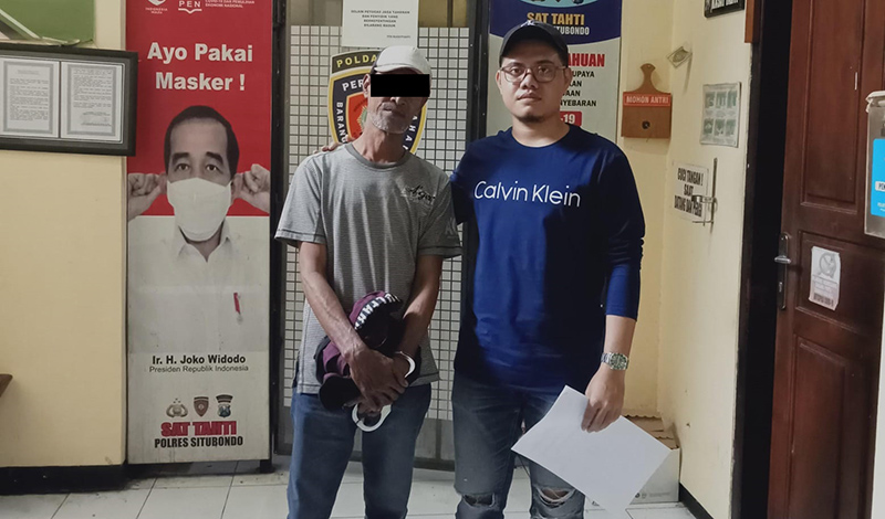 DIBORGOL: Hasan, 50, warga Desa Sumber Waru, Kecamatan Banyuputih, dimasukkan ke sel tahanan Polres Situbondo, Jumat (7/6).