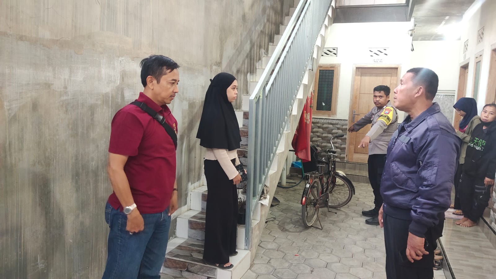 RESPON CEPAT: Anggota Polsek Kapongan melakukan olah tempat kejadian di tempat kosan putri milik Hery Ganisha, warga Dusun Laok Bindung, Desa Landangan, Kapongan, Situbondo.