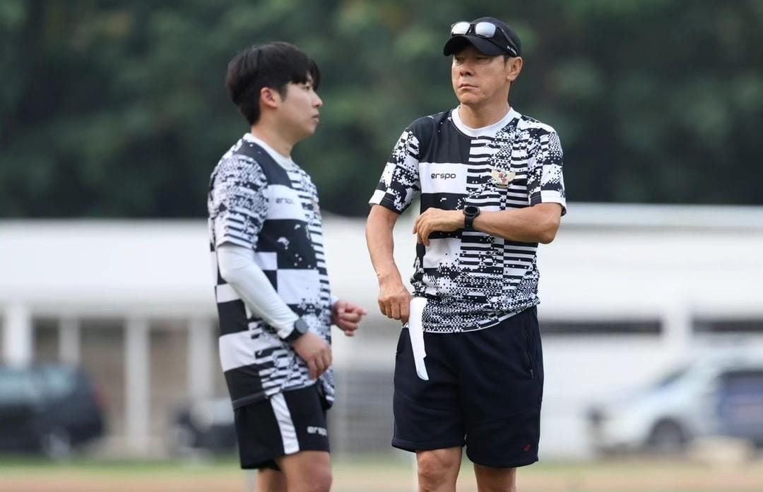 Pelatih Timnas Indonesia, Shin Tae-yong dan penerjemah.