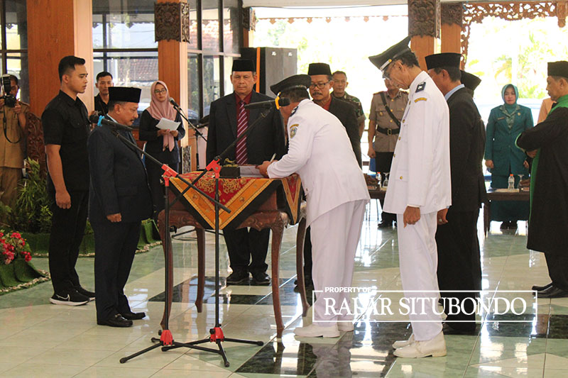 SAKRAL: Bupati Situbondo, Karna Suswandi melantik Kadisparpora serta belasan ASN dan kades di Pendopo Aryo Situbondo, Senin (10/6).
