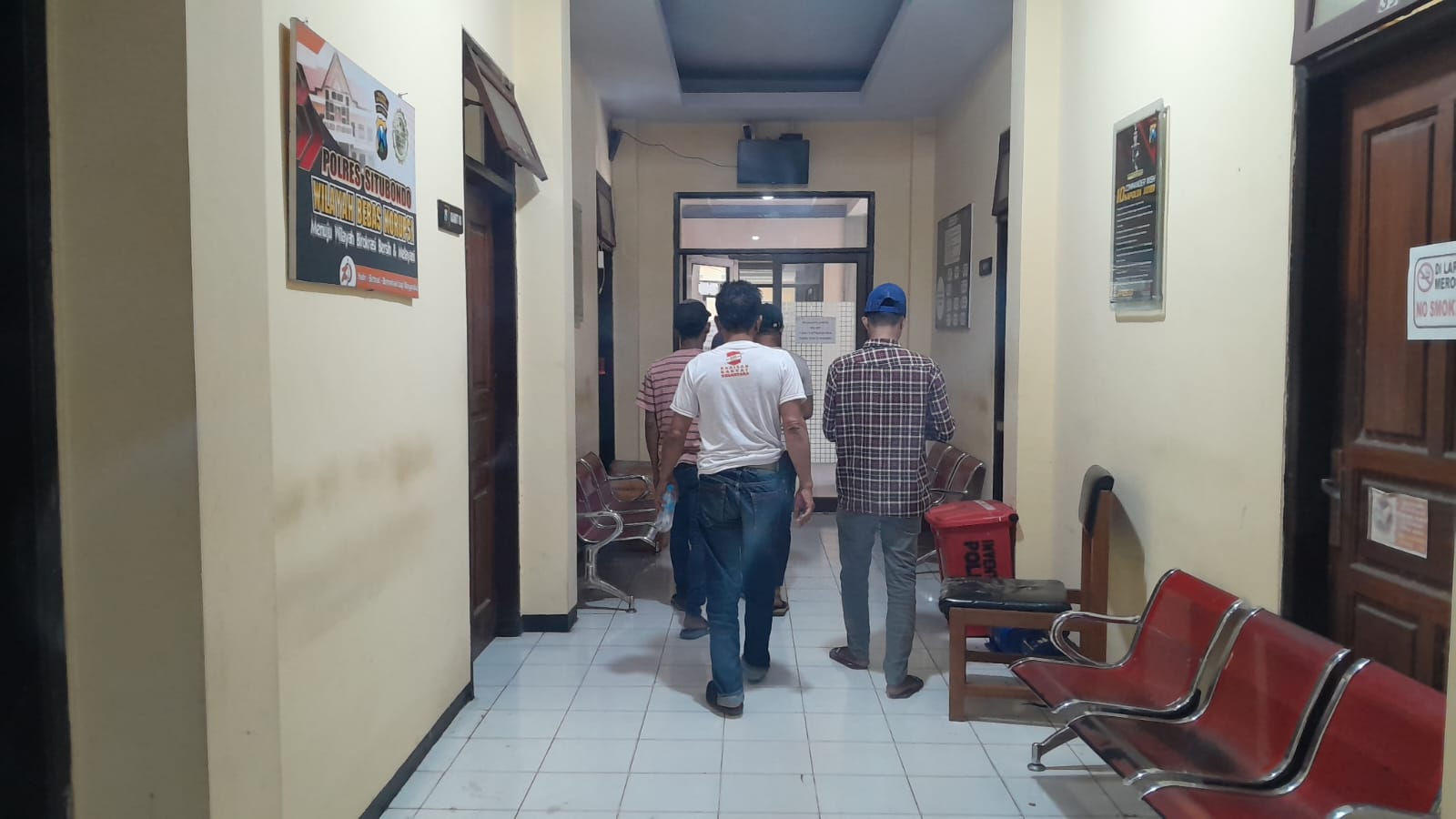 CARI KEADILAN: Sejumlah keluarga korban dugaan pelecehan seksual melapor ke Mapolres Situbondo, Minggu (16/6).