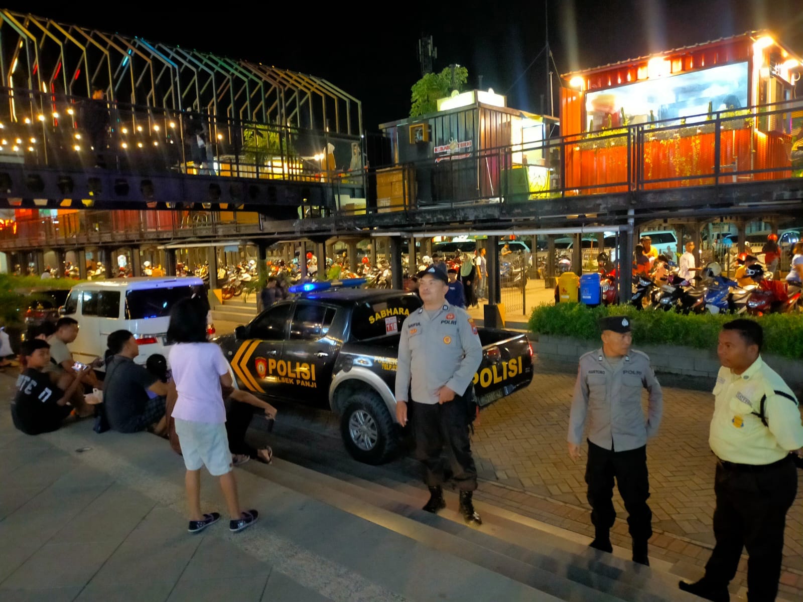 Polisi saat menghampiri remaja di salah satu titik di Situbondo.