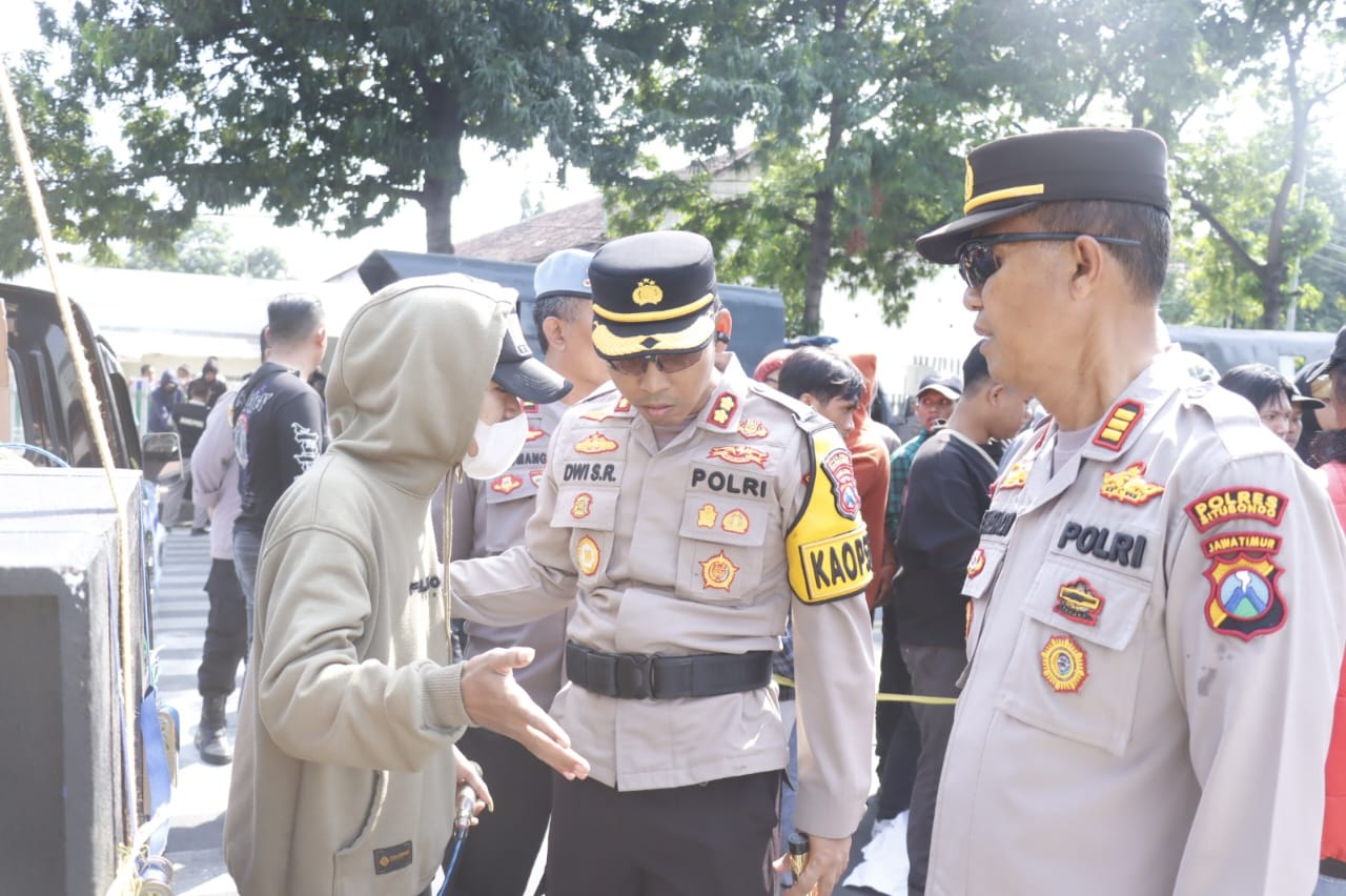 Dialog polisi dengan mahasiswa saat Unras.