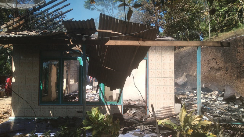 RUSAK BERAT: Tim BPBD Situbondo meninjau rumah milik keluarga besar Bambang Sukarwitanto, 40, warga Dusun/Desa Kayumas, Kecamatan Arjasa, Rabu (19/6).