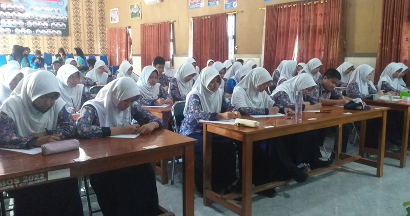 UJI NYALI: Sejumlah siswa-siswi SMPN 1 Situbondo mengikuti Writing Competition dan Game Online dalam pencarian bakat dan minat siswa, Rabu (19/6).