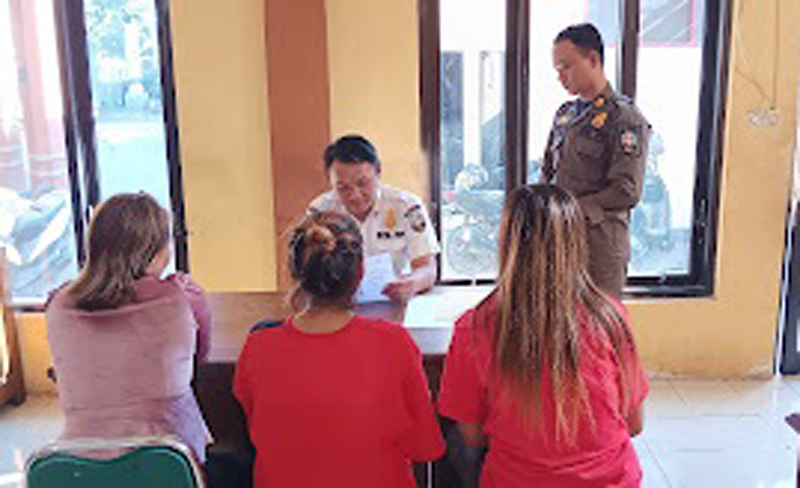 BERAMBUT PIRANG: Tiga PSK menjalani pembinaan di kantor Satpol PP Situbondo, Kamis (20/6).