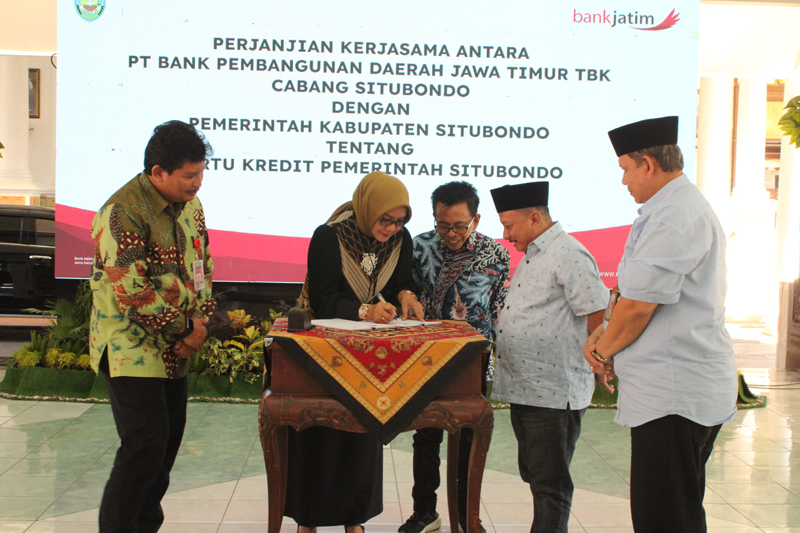 Pimpinan cabang Bank Jatim Situbondo Siti Herminingsih menandatangani perjanjian kerjasama kartu kredit di dampingi Bupati Situbondo Karna Suswandi, di Pendopo Aryo Situbondo, Jumat (21/6).