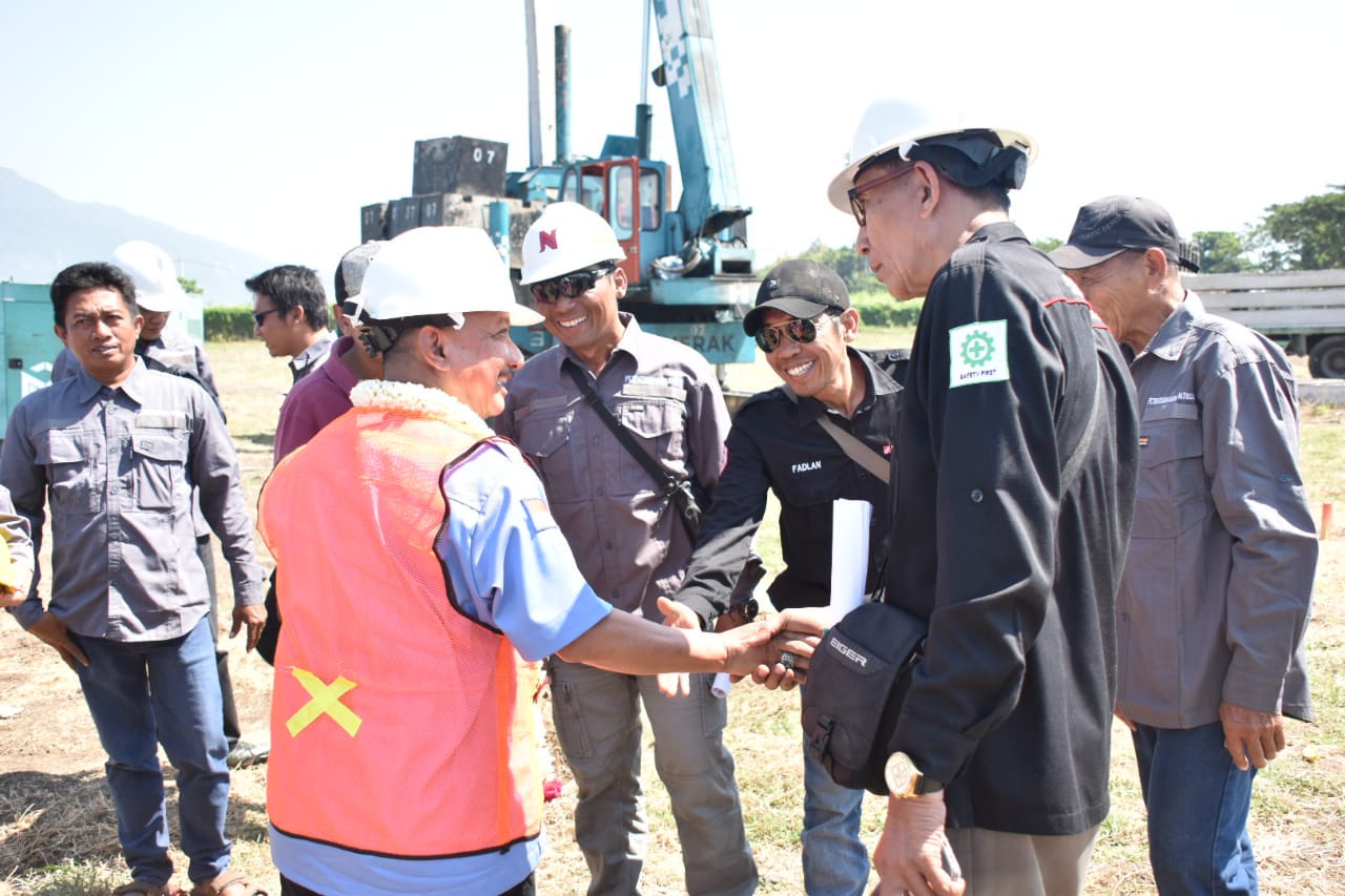 Bupati Situbondo Karna Suswandi saat peletakan batu pertama GOR GBK.