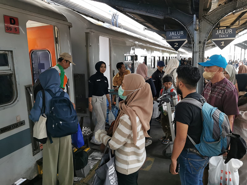 BERJUBEL: Penumpang menunggu dengan tertib untuk naik ke atas KA di Stasiun Rogojampi, Banyuwangi.