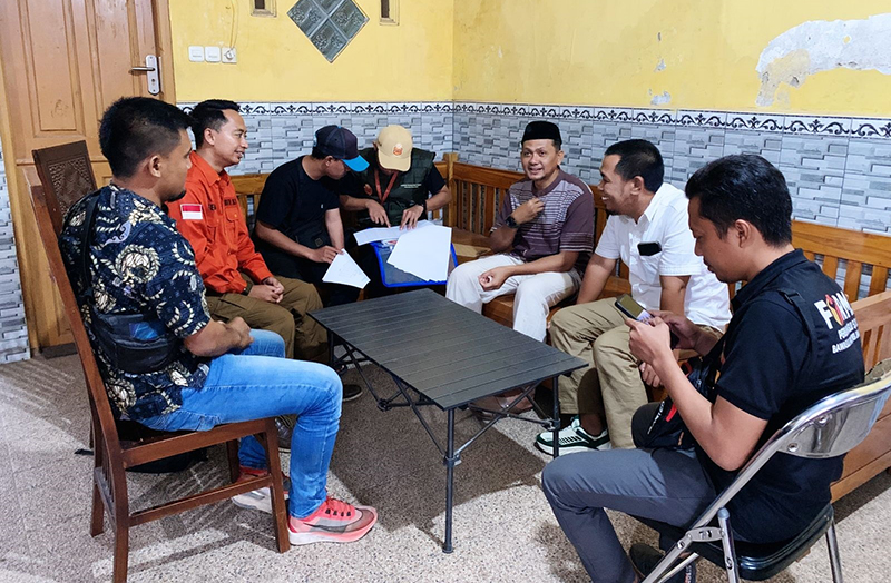 PENDATAAN: Petugas pantarlih melakukan coklit terhadap mantan komisioner KPU Situbondo, Desa Kilensari, Kecamatan Panarukan, Selasa (25/6).