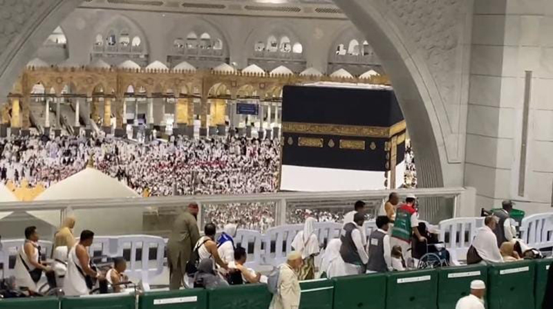 PADAT: Para jamaah haji melakukan tawaf di sekitar kakbah, Masjidilharam Makkah, Selasa (25/6).