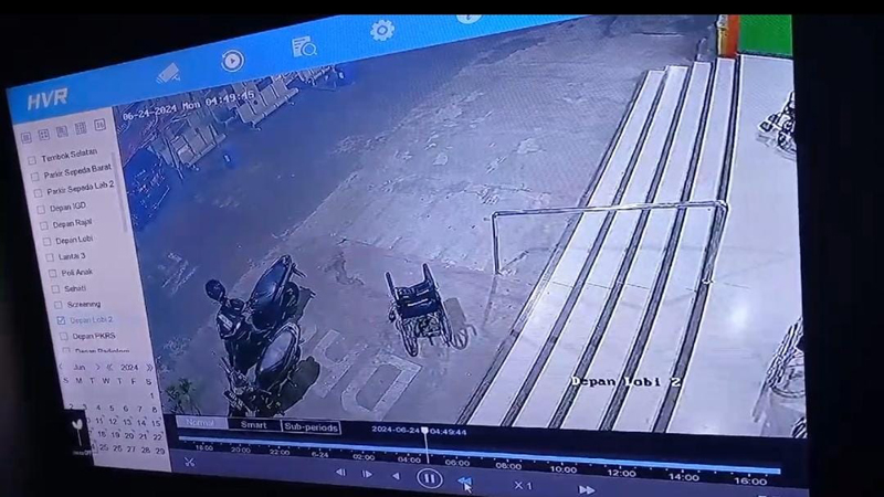 Tangkapan layer CCTV tentang kursi roda di RSUD Situbondo yang diduga berjalan sendiri.