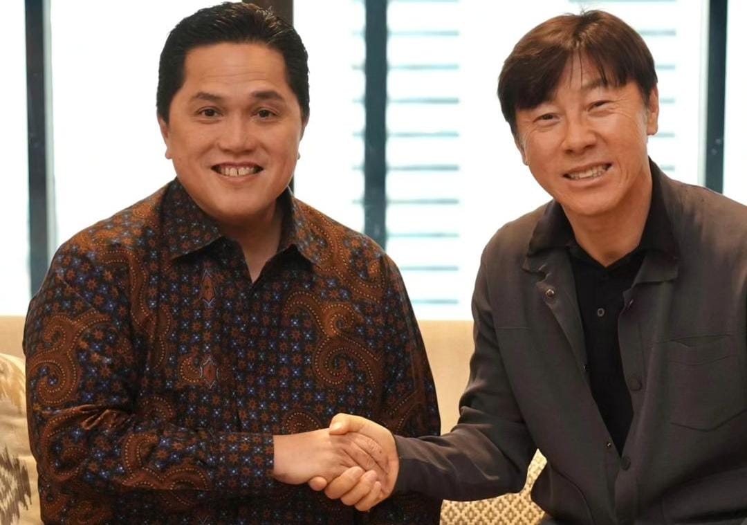Ketua umum PSSI Erick Thohir dan Shin Tae-yong.